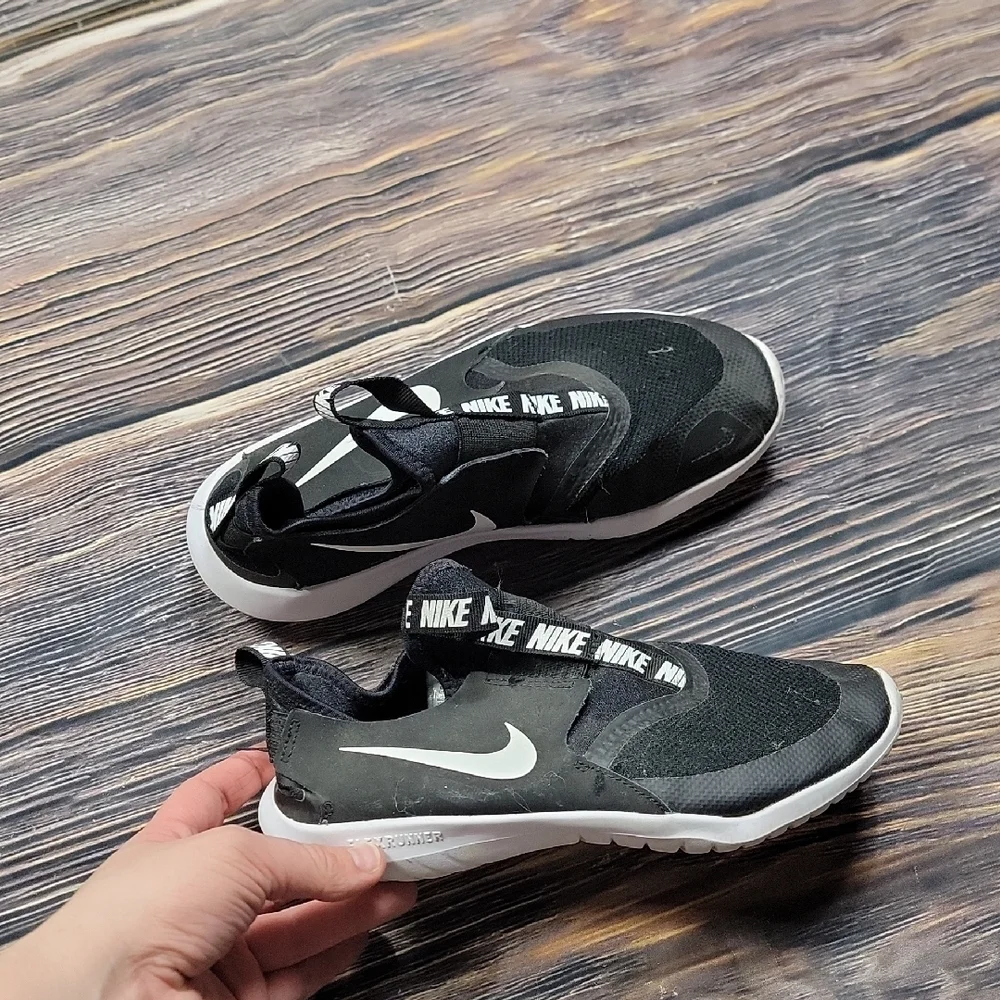 Nike Kids Size 5.5 Black Slip-On Shoes